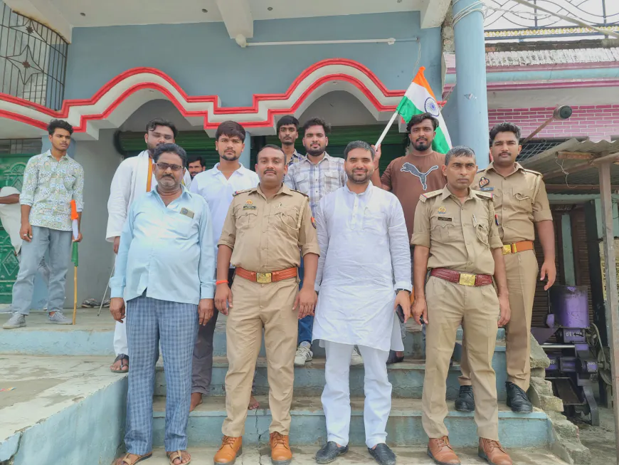 कार्यक्रम की शुरुआत तिरंगा ध्वज फहराने के साथ की गई