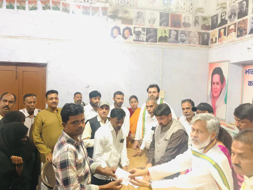 वजीरगंज: कांग्रेस द्वारा वजीरगंज पीड़ितों को भेजी गई सहायता राशि, अमीरों ने भी लूटीं